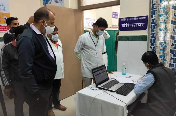 कलेक्टर ने शहरी प्राथमिक स्वास्थ्य पर टीकाकरण का किया निरीक्षण।             