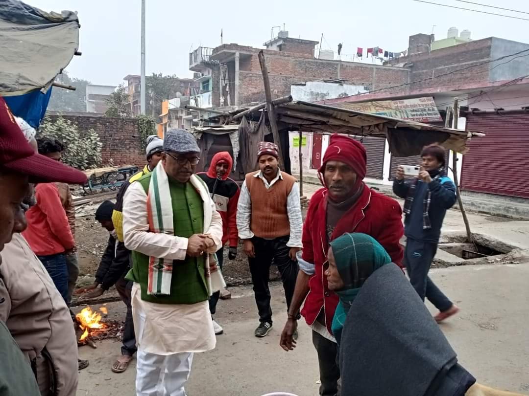 गरीबों को कंबल वितरित व नगर में अलाव की व्यवस्था करते हुए सदर विधायक
