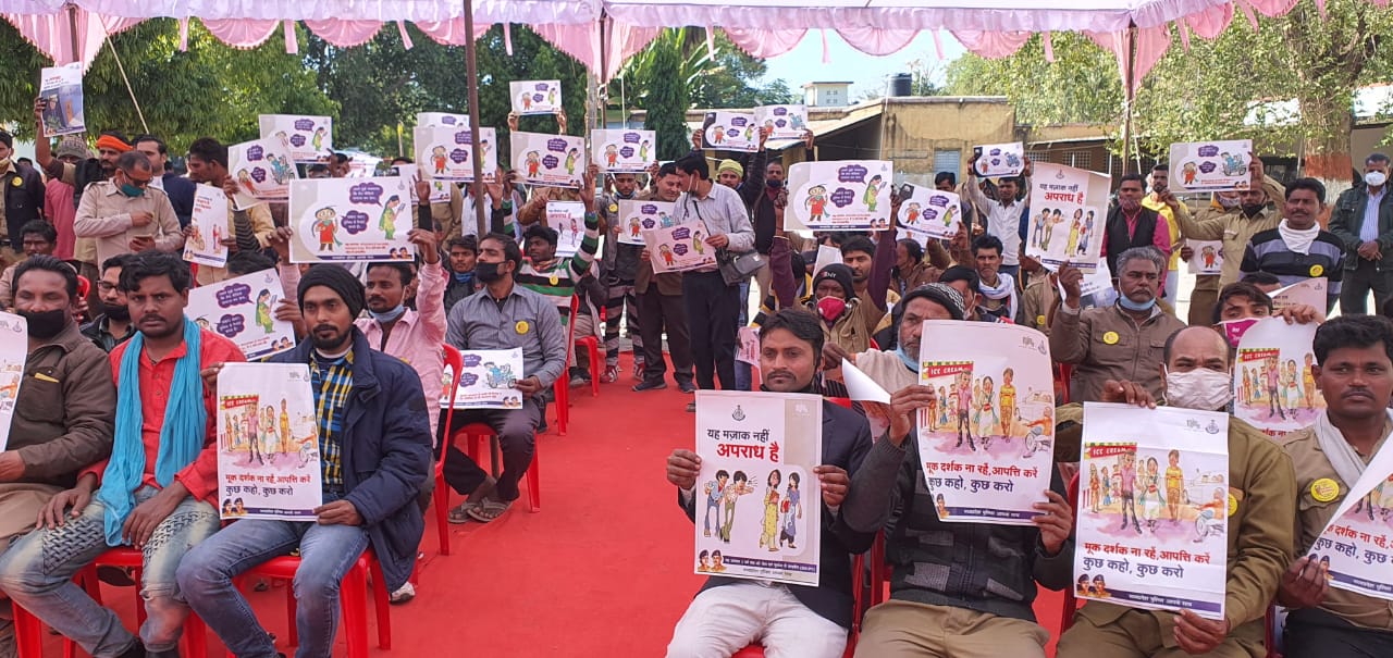  छतरपुर पुलिस लाइन में आयोजित हुआ एक दिवसीय सेमिनार बस, टैक्सी, ई रिक्शा चालकों ने ली बेटियों-महिलाओं के लिए सम्मान की शपथ