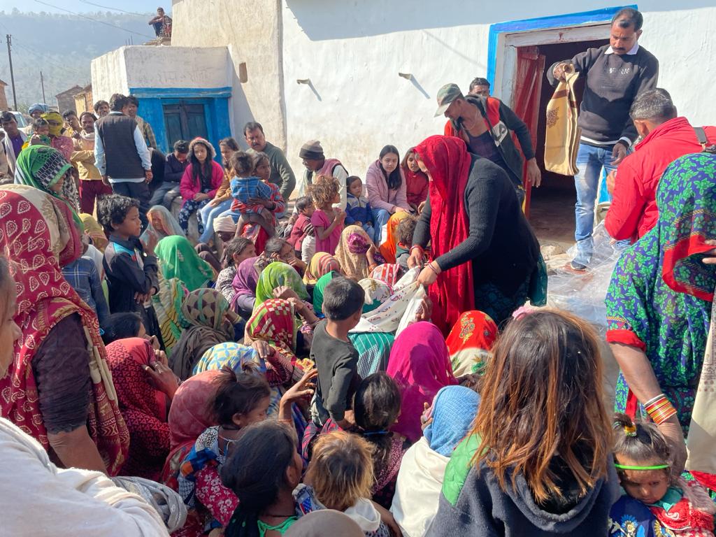 आदिवासियों के बीच परिवार सहित पहुंचे बिजावर विधायक। त्योहार के रंग में रंगे आदिवासियों के भजनों का लिया आनंद और बांटे शाल।