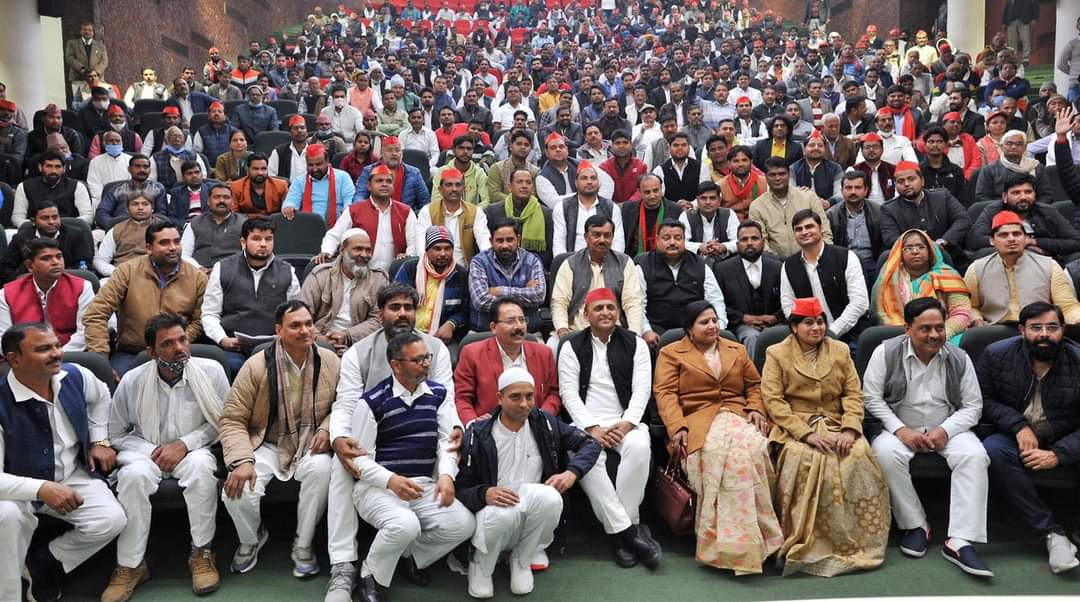 भाजपा बसपा व कांग्रेस के अनेक नेता समाजवादी पार्टी में सम्मिलित हुए