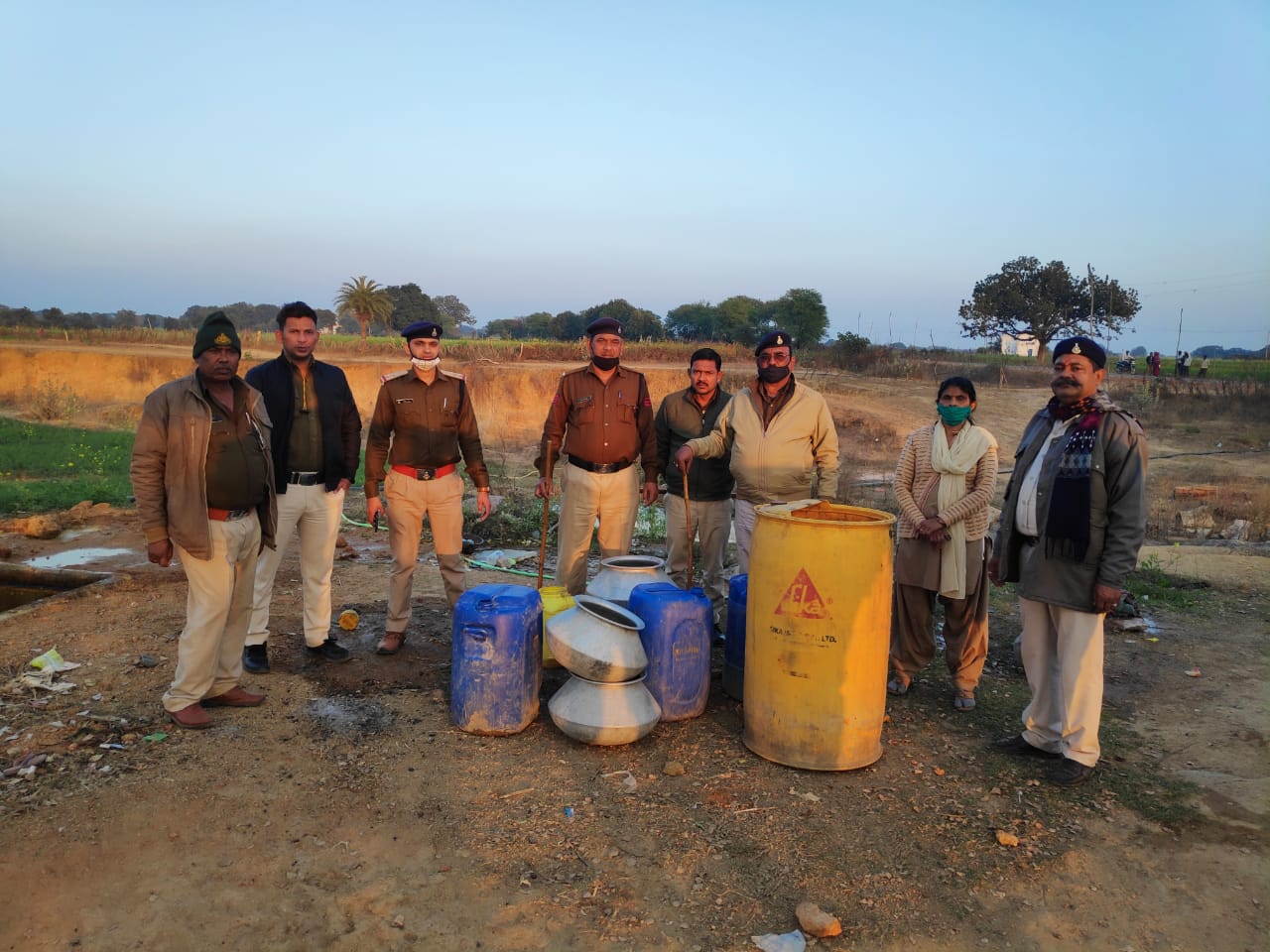 आबकारी वाह पुलिस विभाग ने अवैध मदिरा बनाने वाले किसानों पर मारा छापा