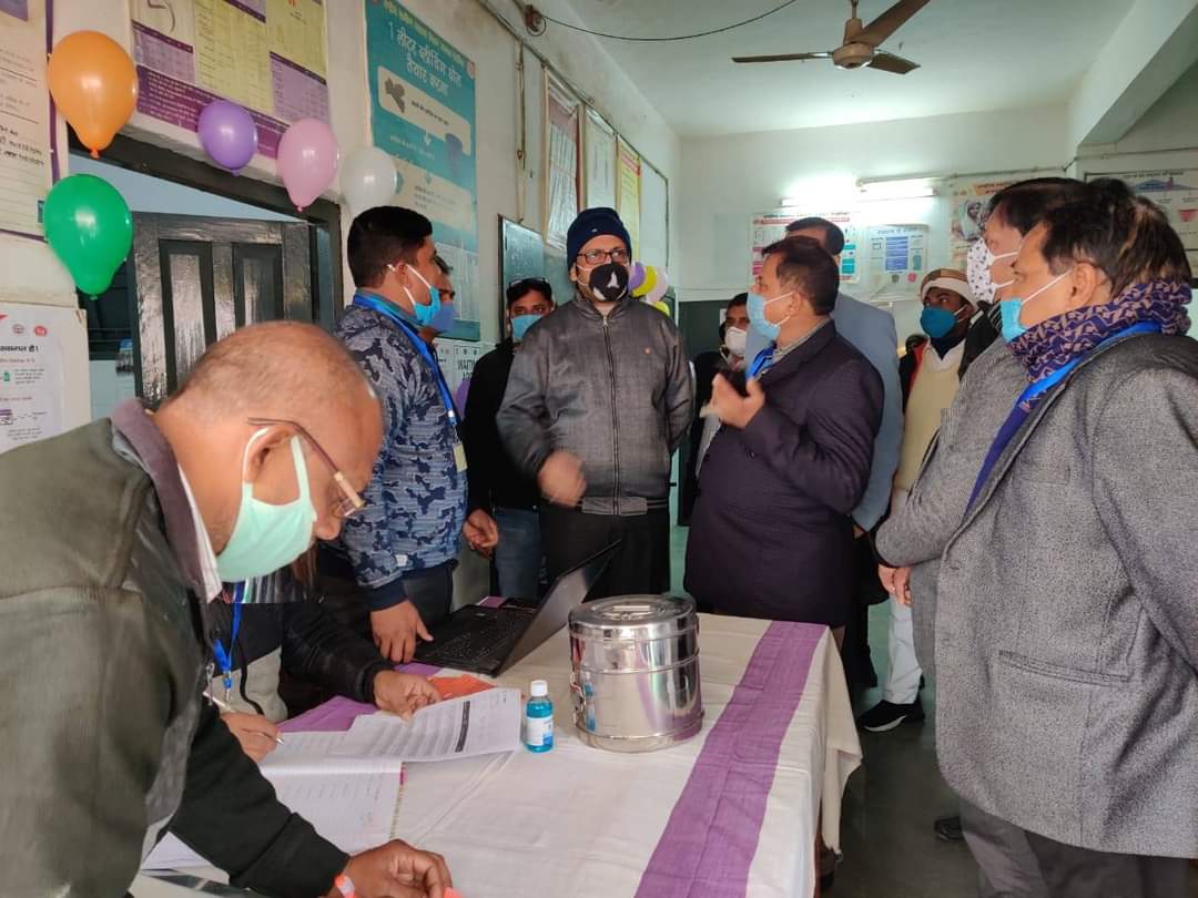डीएम ने जिला चिकित्सालय वैक्सिंग ड्राइव कार्य का निरीक्षण किया