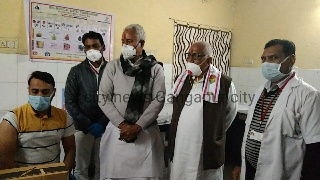 कोविड-19 टीकाकरण कार्यक्रम का निरीक्षण कर प्रभारी मंत्री ने की हौंसला अफजाई 
