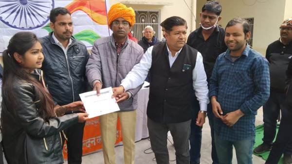 युवा पखबड़े के तहत में एबीवीपी कार्यकर्ताओं की ओर से मेहंदी प्रतियोगिता का आयोजन
