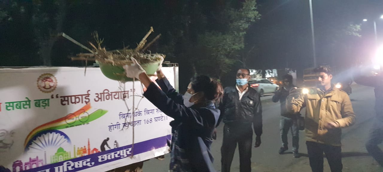 प्रशासनिक नेतृत्व के साथ साथ शहर शहर के स्वच्छता नेतृत्व में भी अगुवाई करते हुए कलेक्टर शीलेन्द्र सिंह।