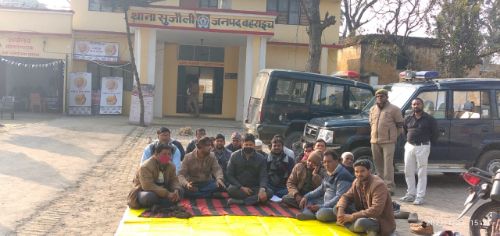 बहराइच थाना सुजौली में आज थाना समाधान दिवस पर आए नायाब तहसीलदार और थानाध्यक्ष में हुआ कुर्सी को लेकर विवाद।