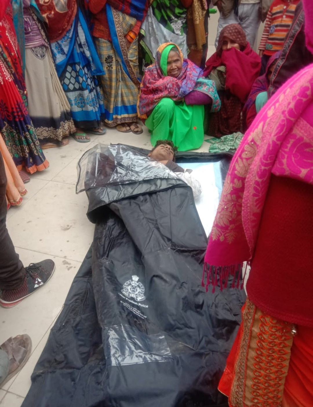 गेंहू के खेत की रखवाली करने गए दो युवको के शव बबूल के पेड़ पर लटकते मिले जिनके शरीर पर काफी चोटें।