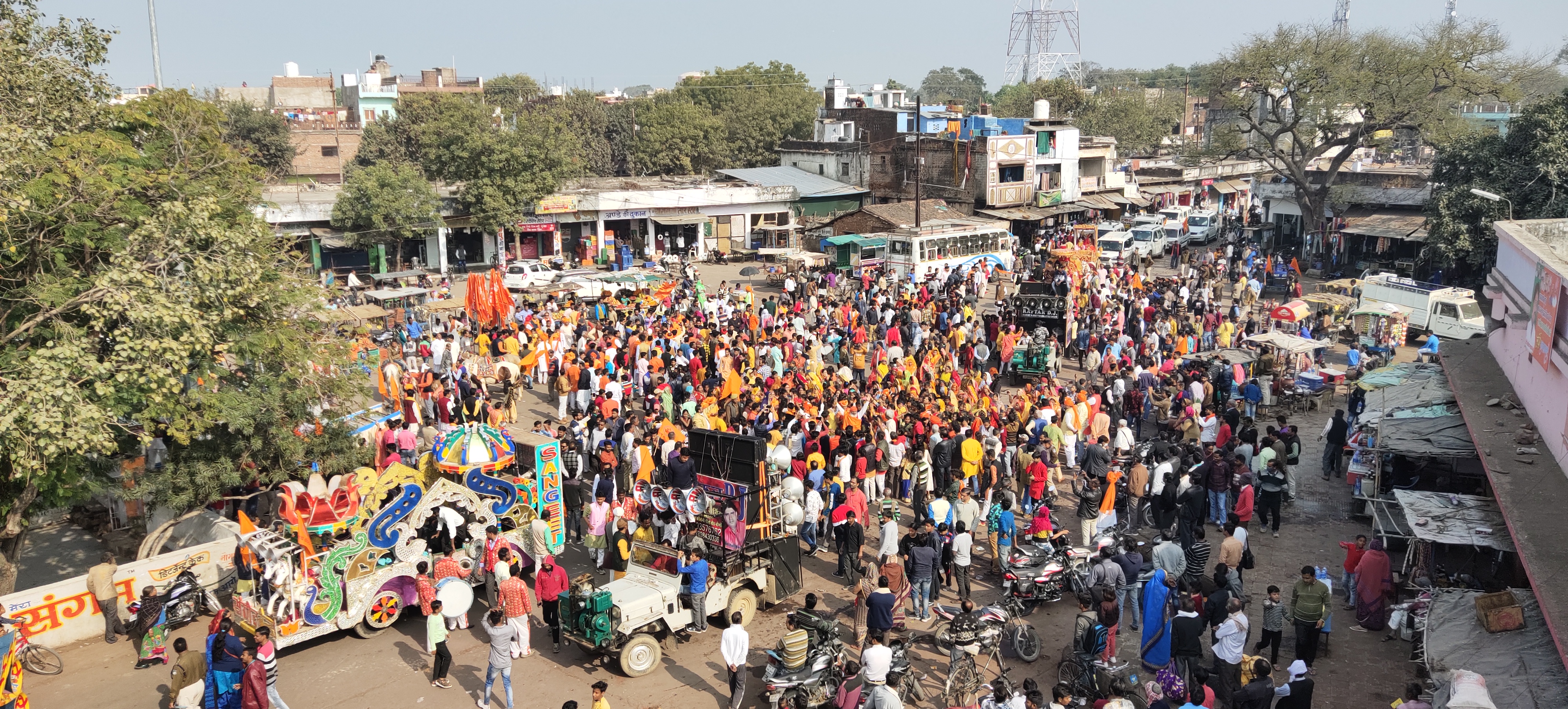 नौगांव में राम मंदिर निर्माण को लेकर निकली गई भव्य शोभा यात्रा।