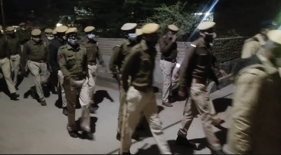 नगरपरिषद चुनाव को मध्य नजर रखते हुवे पुलिस ने निकला रुटमार्च 