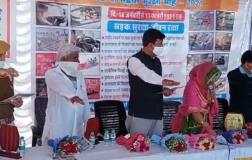 रोहट प्रधान ने यातायात नियमों की जानकारी दी वह शपथ दिलाई 