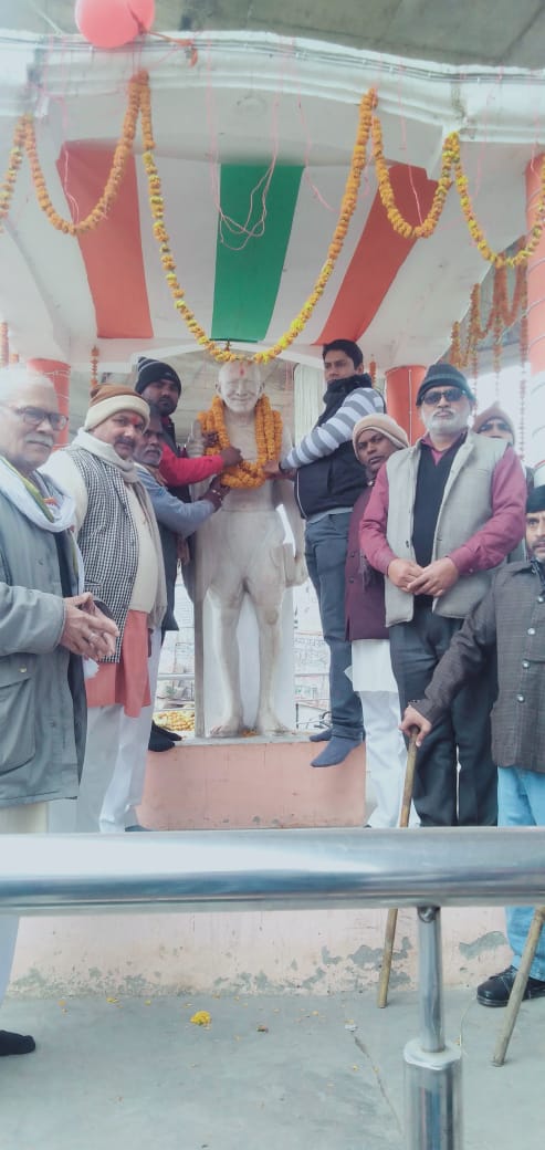  उपेंद्र कुमार अनुसूचित विभाग के जिला अध्यक्ष देवरिया महात्मा गांधी पुण्यतिथि माला अर्पण किया