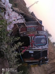 लालसोट के पास  ट्रक से हुई बस की जोरदार भिड़ंत, पुलिया से 30 फीट नीचे गहरे गड्ढे में जा गिरी बस,24 यात्री घायल, 18 की हालत गंभीर