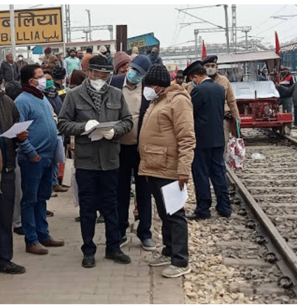 रेल संरक्षा आयुक्त ने डीआरएम संग बलिया रेलवे स्टेशन का किया निरीक्षण