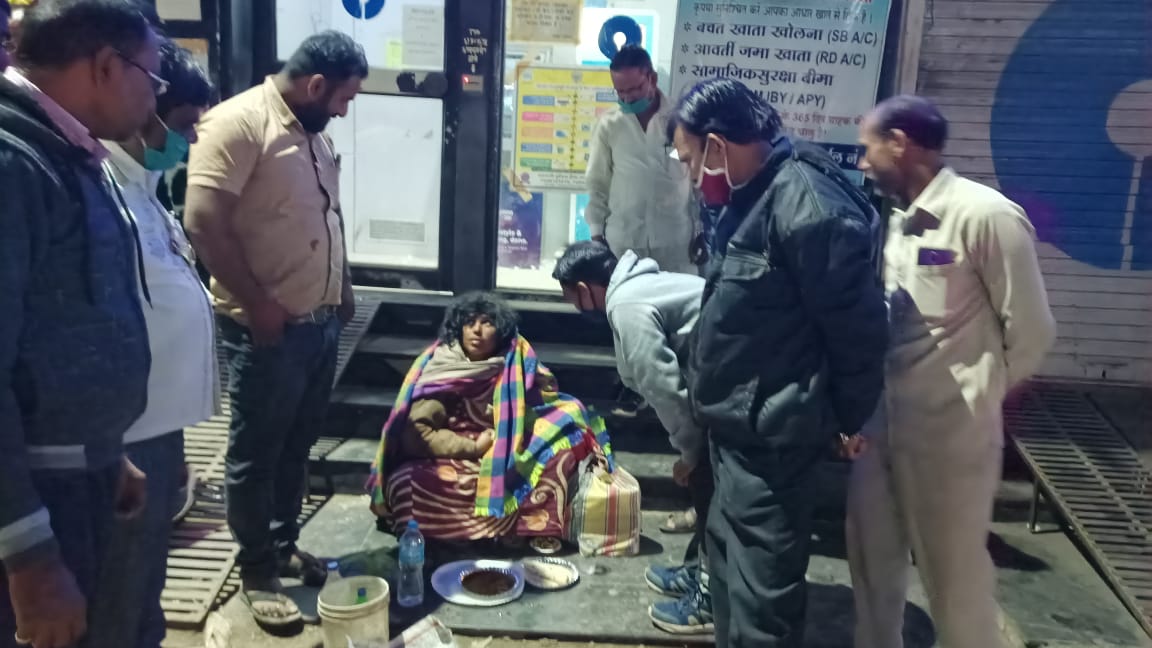 21 निःसहाय लोगो की कि गई रहने - खाने की व्यवस्था