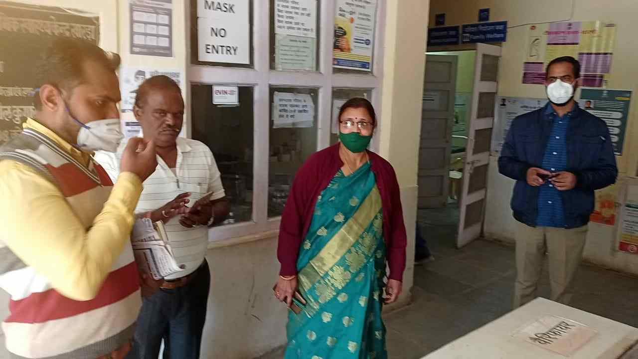 डिप्टी डायरेक्टर महिला एवं बाल विकास अधिकारी पाली में खारड़ा अस्पताल का निरीक्षण किया