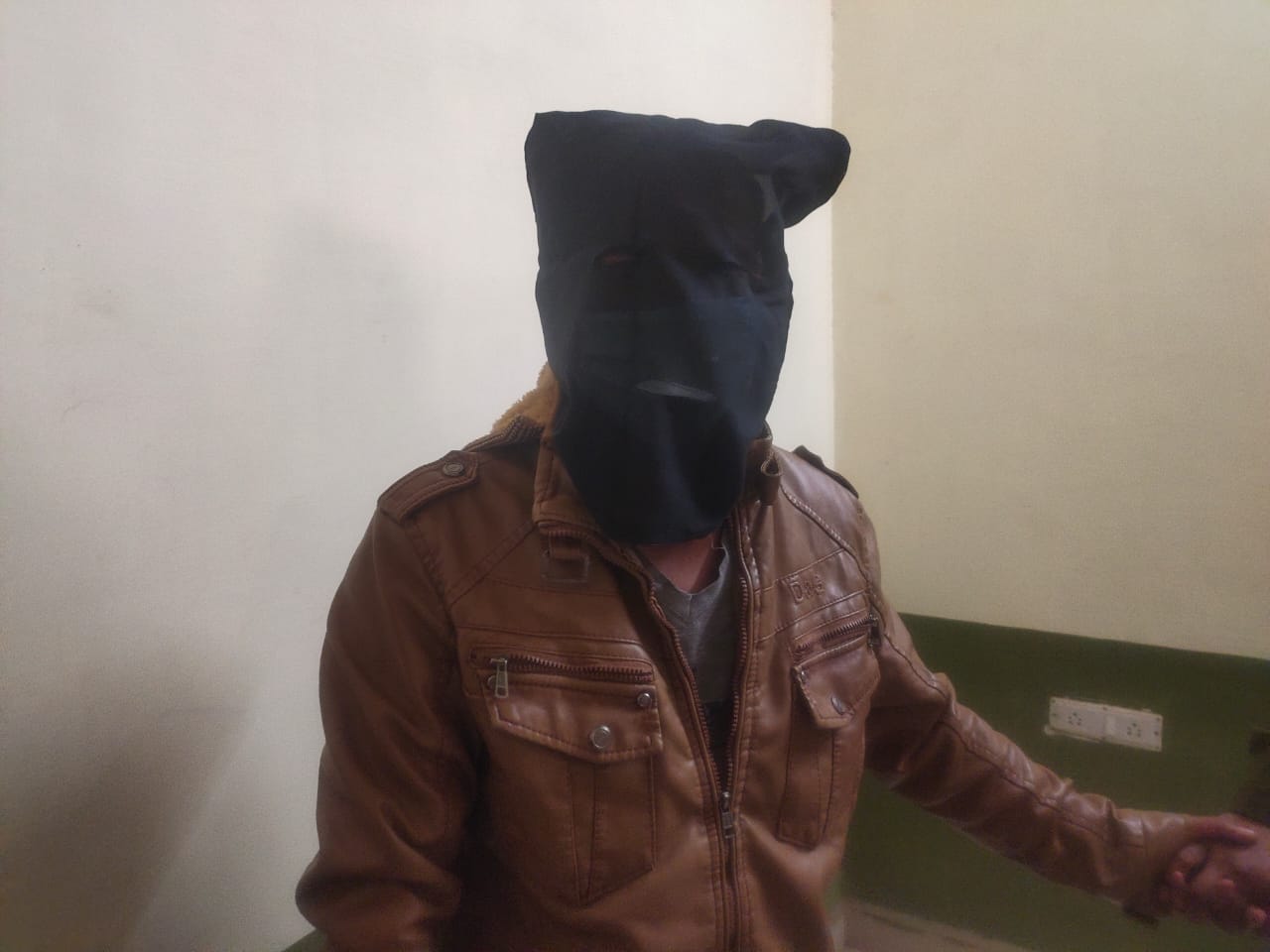 शिवपुरी पुलिस की मिली बडी सफलताः सुनार की दुकान में हुई चोरी का खुलासा, 35 हजार रूपये का ईनामी बदमाश पिस्टल व चोरी की मोटरसाईकिल के साथ गिरफ्तार