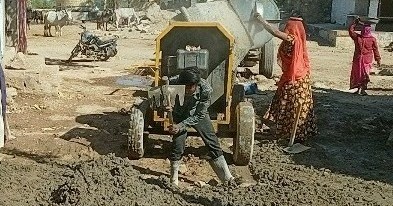ग्राम पंचायत खारडा की गजन गढ़ में पीसीसी व सीसी का कार्य जोरों से चल रहा है