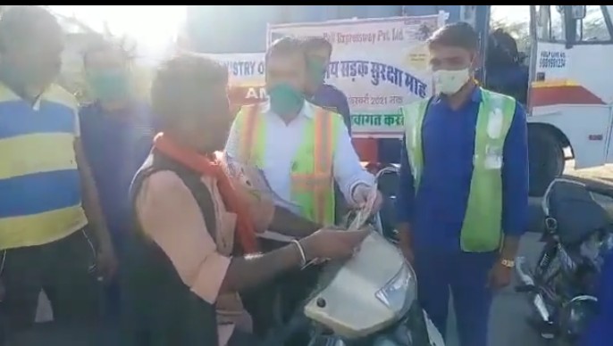 वाहन चालको को बताई सड़क सुरक्षा के नियम रोहट के नेशनल हाईवे 62 की और गाजनगढ़ टोल  पर रविवार को सड़क सुरक्षा जीवन रक्षा का आयोजन