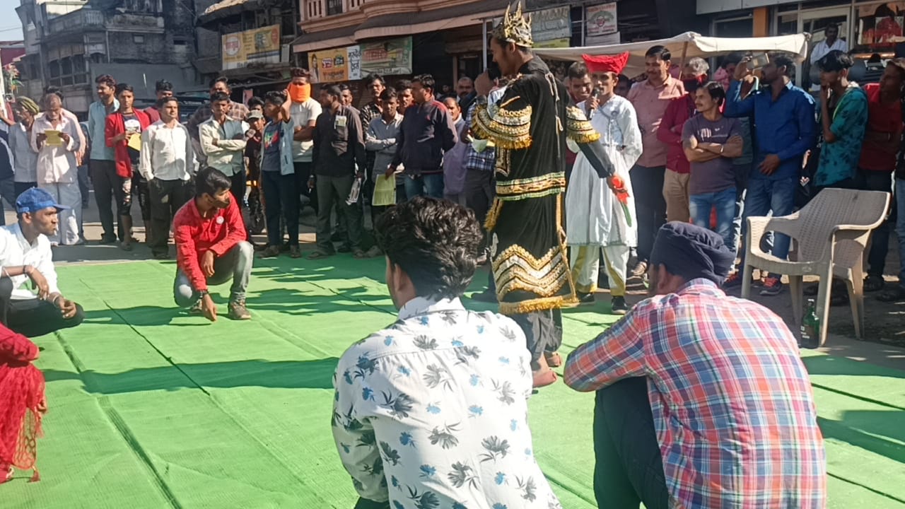 नुक्कड़ नाटक में दी सावधानी की सीख 