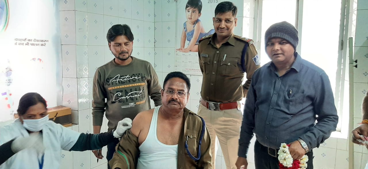 दूसरे चरण कोविद-19 वैक्सीनेशन का शुभारंभ । एसडीओपी सहित थानाप्रभारी को लगाई गई वैक्सीन। 