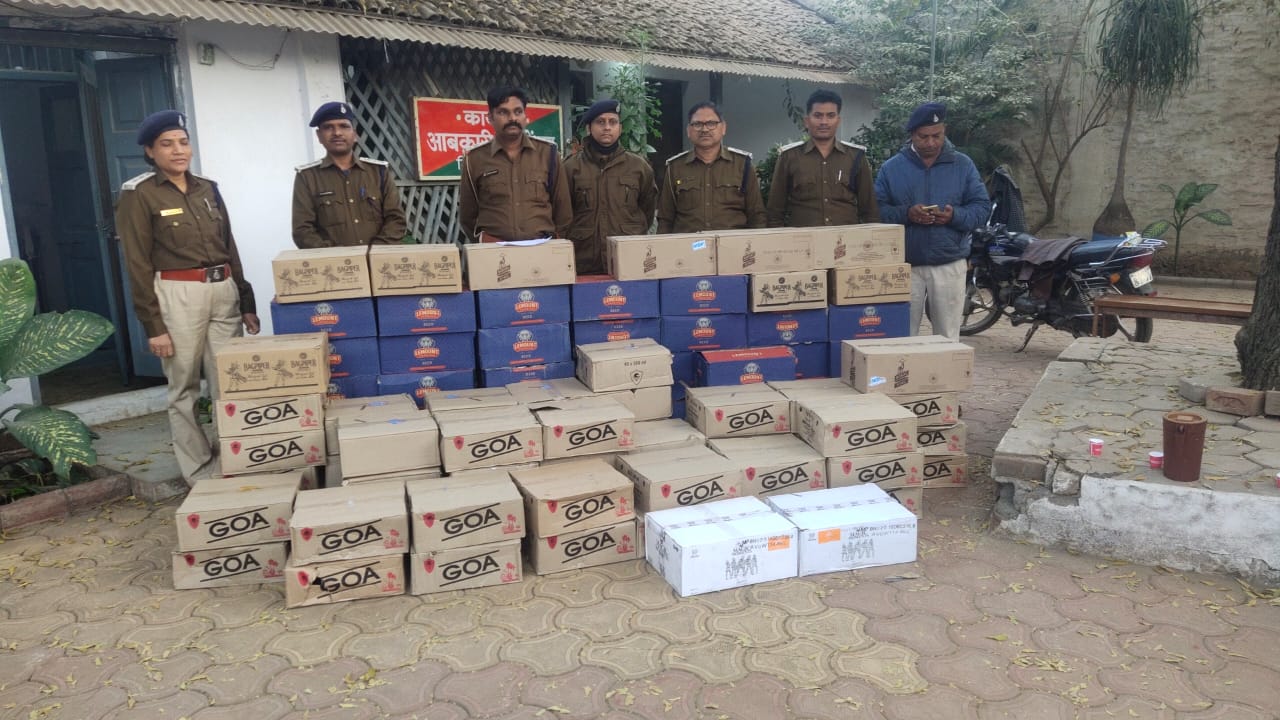 अलसुबह आबकारी विभाग ने छापा मारकर चलते हुये दो वाहन को रूकवाया एवं जप्त की 13 लाख से अधिक मूल्य की शराब