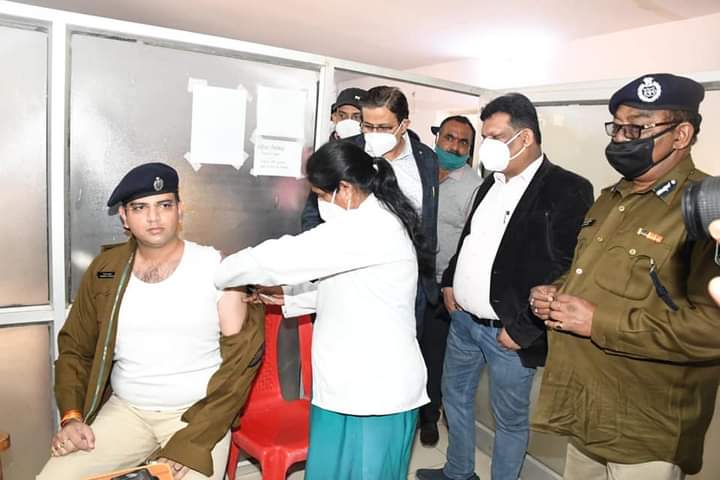 पुलिस अधिकारी/कर्मचारियों ने कोरोना वैक्सीनेशन के दूसरे चरण में कोरोना वैक्सीन का टीका लगवाया*