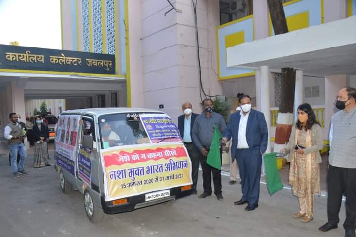 कलेक्टर ने किया नशा मुक्ति संकल्प हस्ताक्षर अभियान का शुभारम्भ