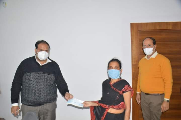 कलेक्टर जबलपुर द्वारा शांति को उपचार हेतु दस हजार की आर्थिक सहायता.