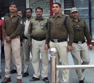 नौगॉव थानाप्रभारी संजय वेदिया की बड़ी कार्यवाही। 28000 रुपए की कीमत के 3 मोबाइल सहित 3 नाबालिग को किया गिरफ्तार।