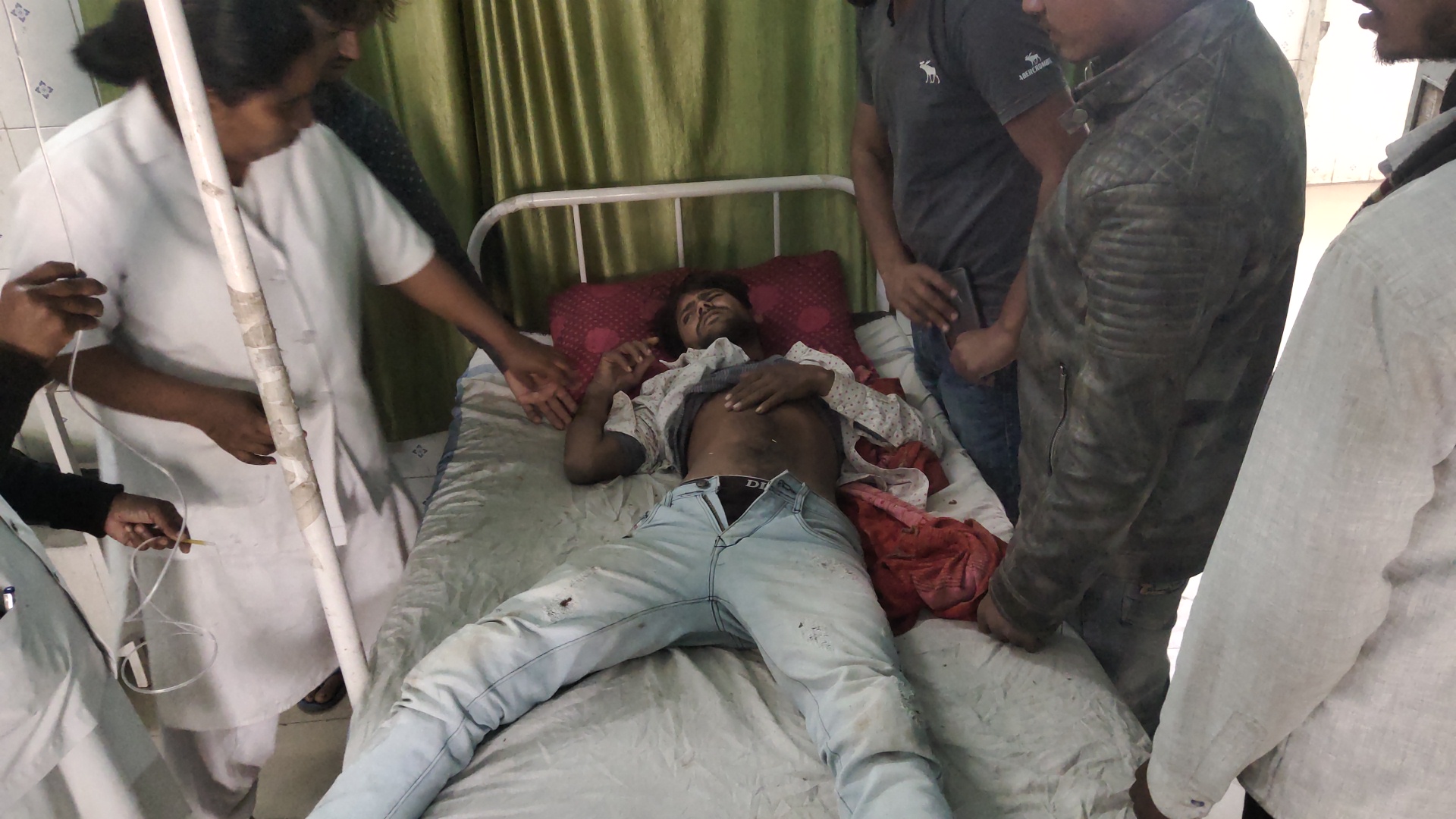 टेक्निक कॉलेज के पीछे मोटरसाइकिल और एंबुलेंस वाहन के बीच भिड़ंत। एक युवक की मौत और दो को जिला अस्पताल किया गया रेफर।