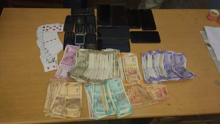 जुए के फड़ पर छापा, 9 जुआड़ी गिरफ्तार, 73 हजार 570 रूपये एवं एक शिफ्ट कार तथा 14 मोबाईल जप्त