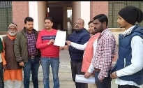 आज विश्व हिंदू परिषद बजरंग दल के कार्यकर्ताओं ने दिल्ली के मंगोलपुरी में बजरंग दल कार्यकर्ता रिंकू शर्मा की हुई निर्मम हत्या के विरोध में जलालाबाद के त