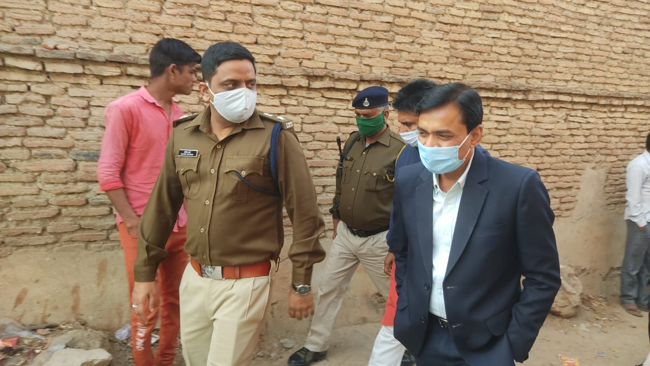 हरपालपुर के ग्राम  परेथा में शराब पीने से हुई मृत्यु के संबंध छतरपुर DIG विवेक राज सिंह ,कलेक्टर शीलेंद्र सिंह और एसपी सचिन शर्मा ने मौके पर पहुंच कर जायजा  