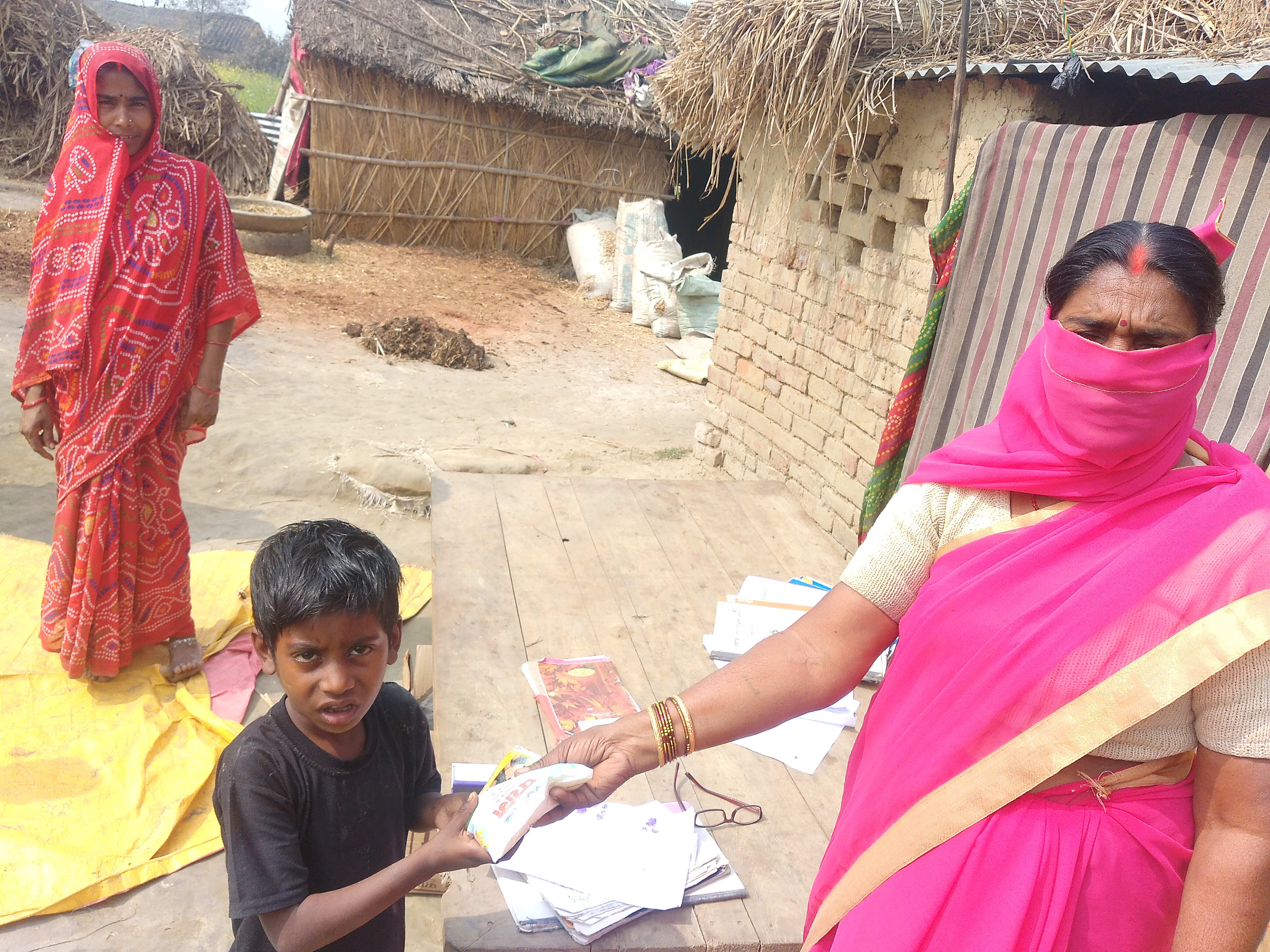  ग्राम सभा मेहा हर हंग पुर में अपना काम इमानदारी से किया सीनियर आंगनवाड़ी गीता विश्वकर्मा ने
