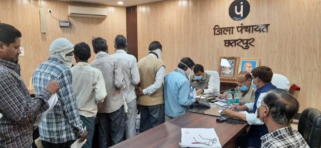 जनसुनवाई में 101 आवेदन मिले। प्रकरणों की समीक्षा कर समाधान करें।