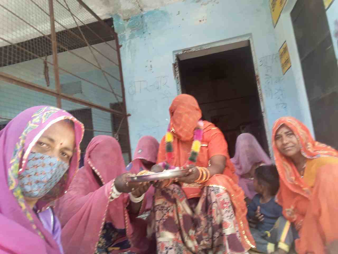 आंगनवाड़ी केंद्र पर हुई गर्भवती महिलाओं की गोद भराई गर्भवती महिलाओं को दिया पोषण की जानकारी