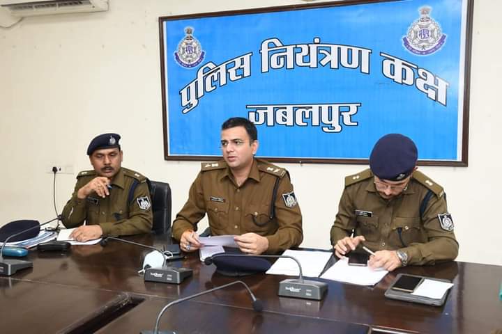पुलिस अधीक्षक जबलपुर ने ली राजपत्रित अधिकारियों की बैठक, दिये व्यवस्था के सम्बंध में आवश्यक दिशा निर्देश