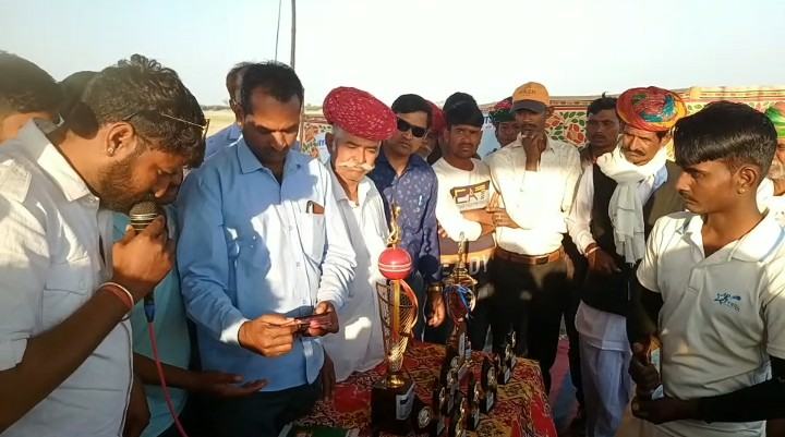 बावरी समाज एकता रुपेश सर क्रिकेट कमेटी खारड़ा का खेल समापन मुख्य अतिथि सरपंच प्रतिनिधि भंवर लाल बावरी द्वारा किया गया