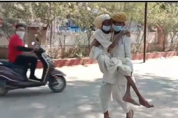 गोद में उठाकर कलेक्टर ऑफिस में दिखाई दे रहा वह व्यक्ति सरकार की व्यवस्थाओं पर एक बहुत बड़ा सवाल अंकित करता 