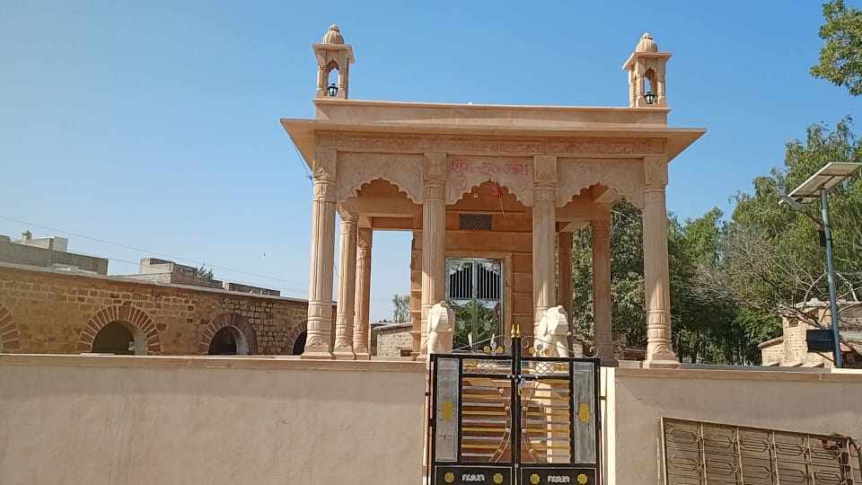 श्री गजानंद जी का मंदिर बनकर तैयार अच्छे दिन का इंतजार मूर्ति स्थापना हो सके 
