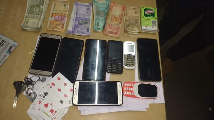 जुए के फड़ पर छापा, 4 जुआड़ी गिरफ्तार, 4 फरार
