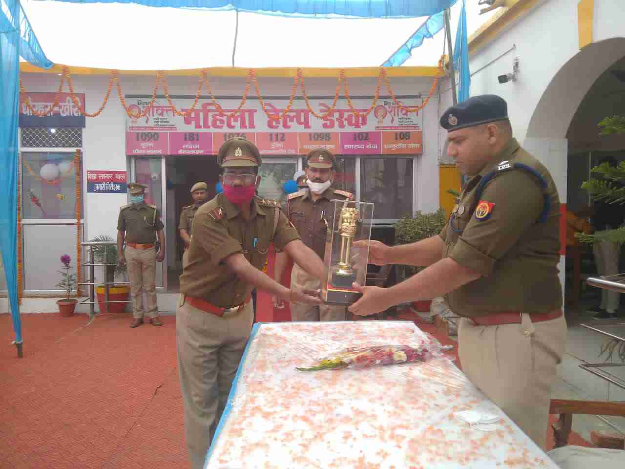 एसपी ने किया एकदिनी थाना प्रभारी बनी बालिकाओं का सम्मान) धौरहरा खीरी 