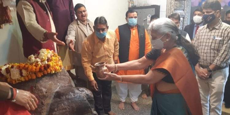 राज्यपाल आनंदी बेन ने गिर्राज जी की पूजा कर लगाई सातकोसीय परिक्रमा