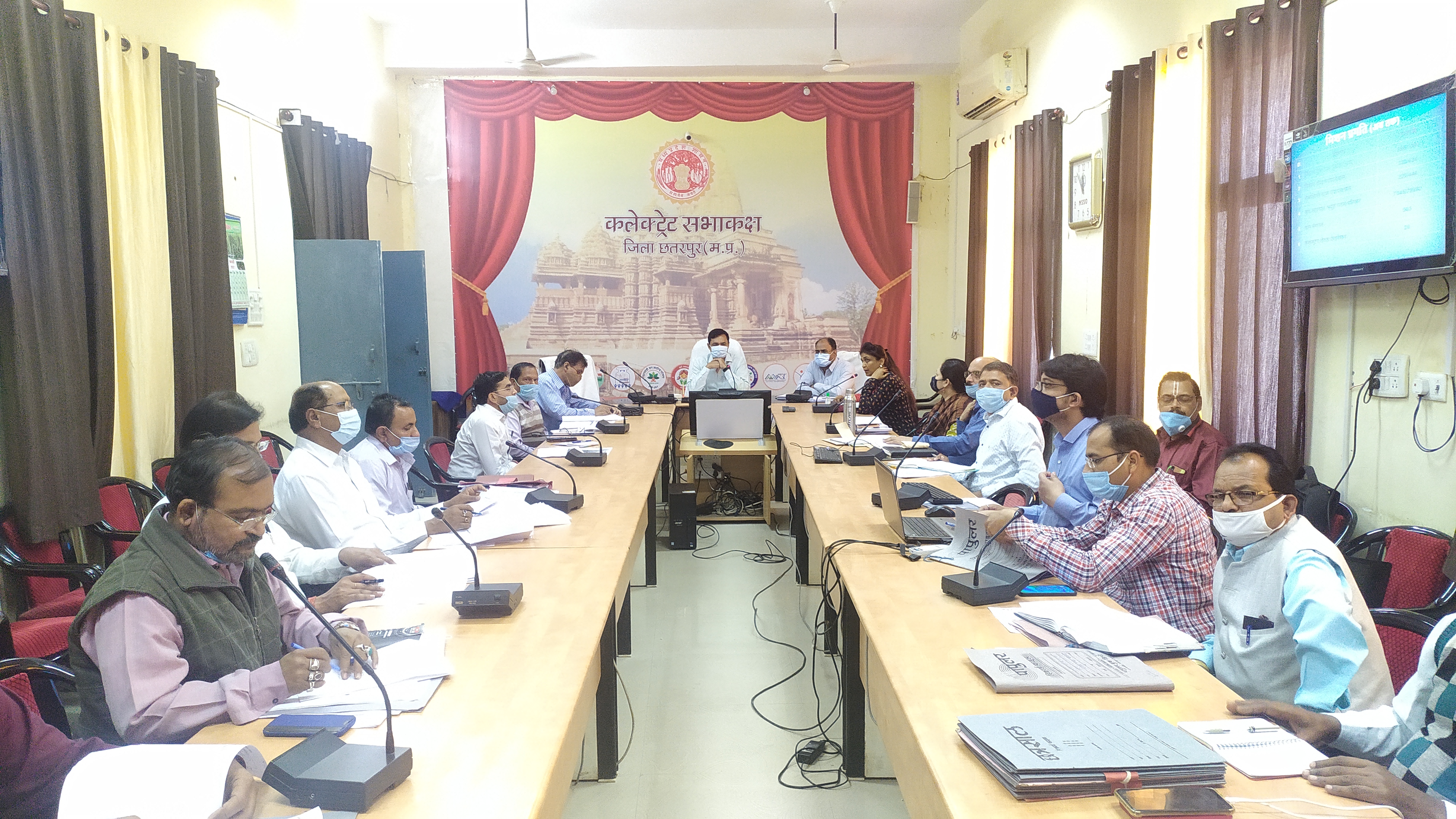 पंचायत एवम् ग्रामीण विकास की समीक्षा। पाठ विक्रेता योजना में लक्षित प्रगति लाएं। स्वीकृत प्रकरणों से हो वितरण।