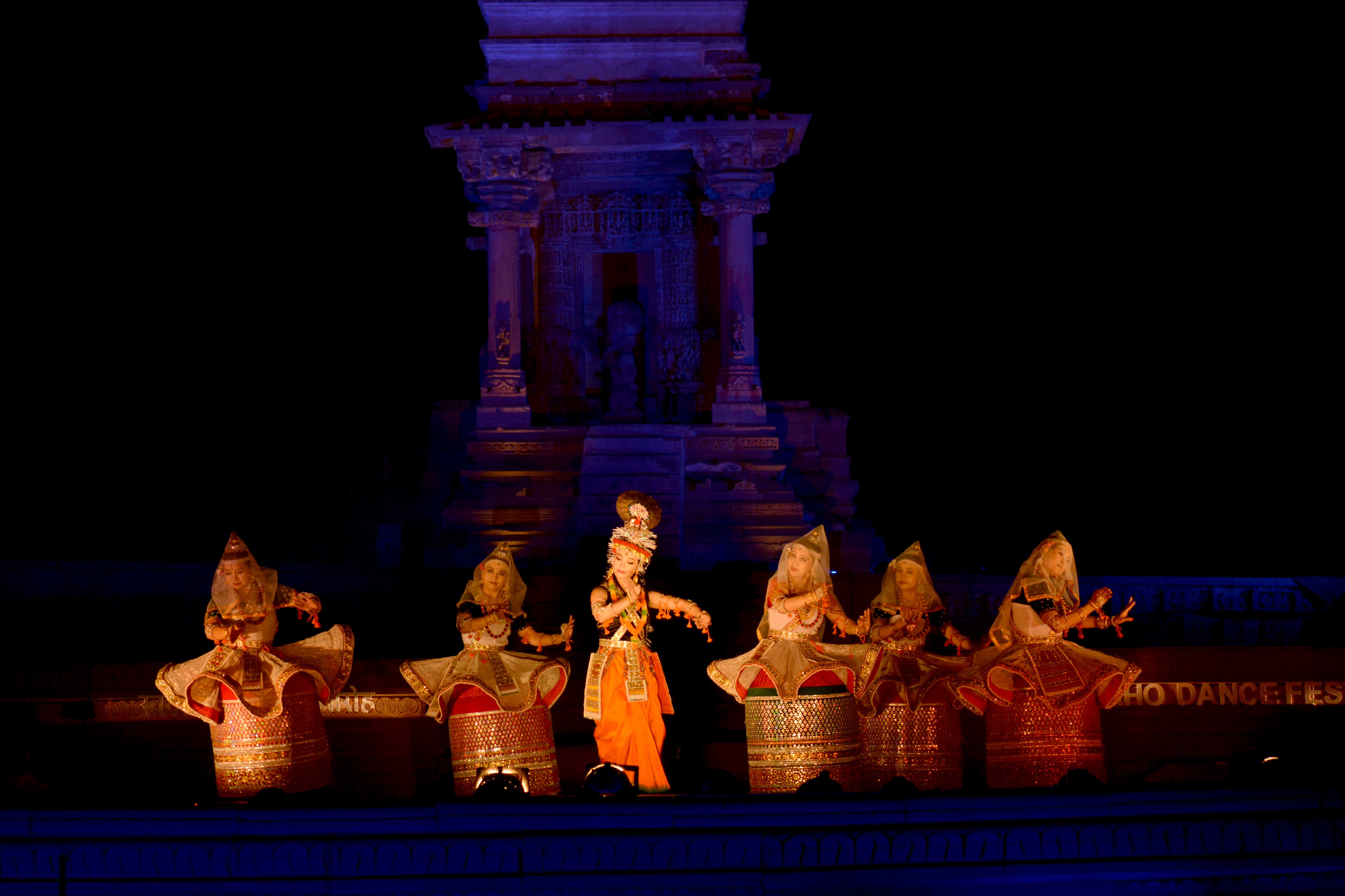 रंगारंग सांस्कृतिक कार्यक्रमों की प्रस्तुति से समाप्त हुआ ४७वां खजुराहो नृत्य समारोह। मणिपुरी, ओडिसी एवम् भरतनाट्यम की हुई प्रस्तुति। मणिपुरी नृत्य 