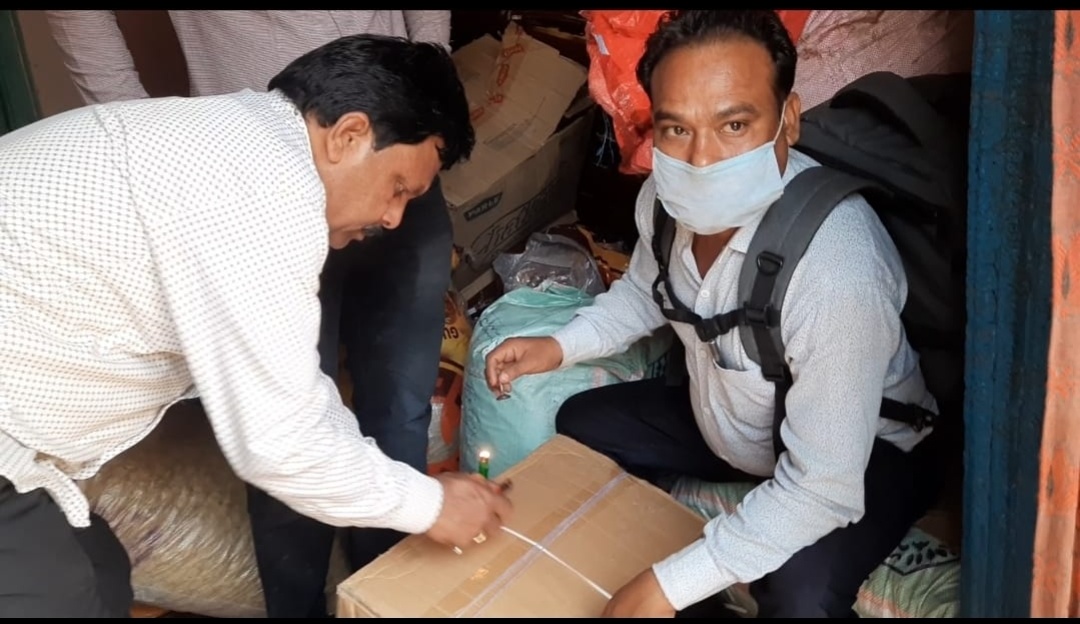 खाद्य विभाग का रंगीन कचहरी गोदाम पर छापा व 1.5 कुंतल माल जब्त
