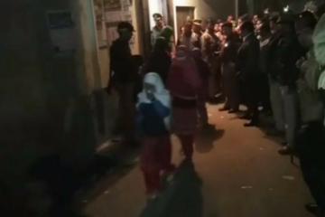 लखनऊ: मदरसे में कैद 51 लड़कियां को पुलिस ने कराया मुक्त     