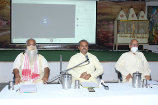 कोरोना से अनाथ हुए बच्चों की शिक्षा के सम्बन्ध में जानकारी देते राष्ट्रीय स्वयंसेवक संघ के पदाधिकारी।