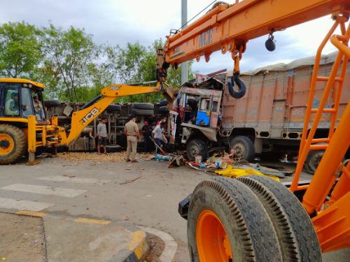 दो ट्रक की टक्कर मे एक राहगीर की मौत,चालक गम्भीर।